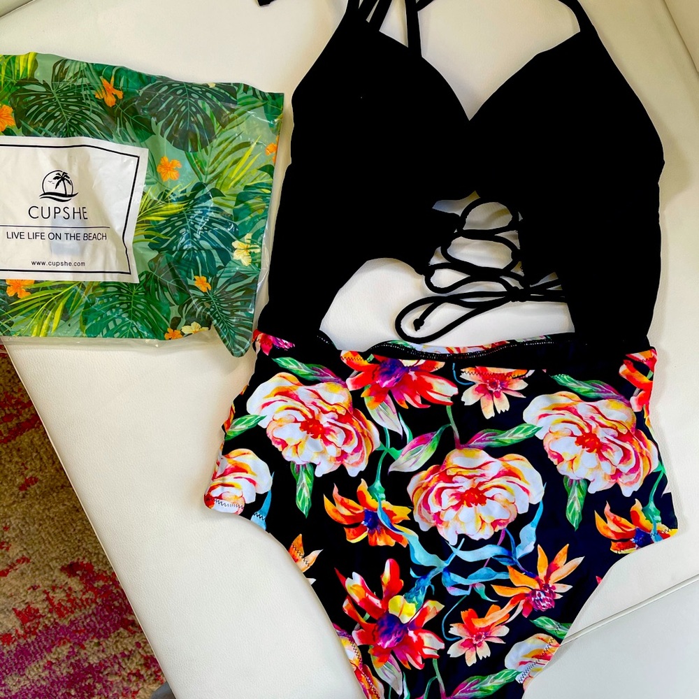 New- Cupshe One-piece with cutout swim suit